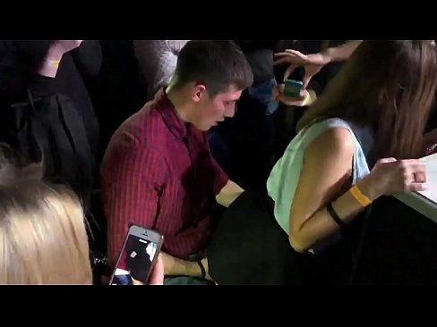 ❤️ Ubulili bangempela ku-nightclub yaseRussia. Intombazane yaseRussia eneminyaka engu-18 ubudala ingene endunu nasesithweni sangasese e-nightclub kithi zu.pornma-com.ru ﹏